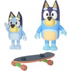 Bluey-personages Bluey en papa Bandit met skateboard